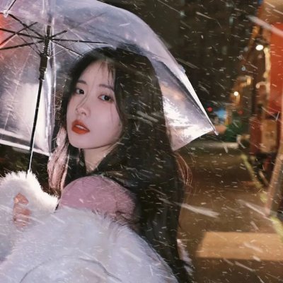 她在寒风中绽放